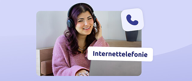 Lächelnde Call Center Agentin mit Headset, welche per Internettelefonie mit ihrem Team kommunziert, umgeben von einem Telefon-Icon und der Aufschrift "Internettelefonie"