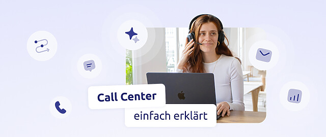 Lächelnde Agentin mit Headset, welche vor ihrem Laptop sitzt, umgeben von Icons und der Aufschrift "Call Center einfach erklärt".