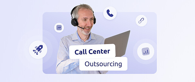 Lächelnder Callcenter-Agent mit Headset, der einen Laptop benutzt, umgeben von Symbolen und dem Text „Callcenter-Outsourcing“ auf dem Bildschirm
