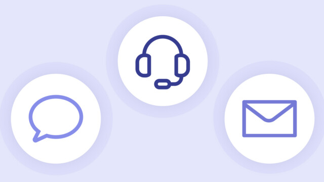 Drei Symbole für Kommunikationskanäle: eine Sprechblase für den Chat, ein Headset für Sprachanrufe und ein Umschlag für E-Mails – alle dargestellt auf einem hellblauen Hintergrund.