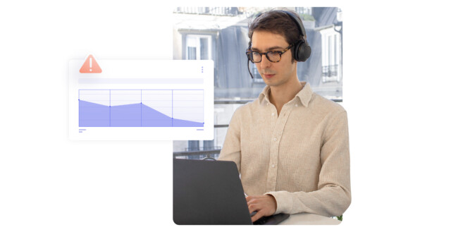 Konzentrierter Support-Agent mit Brille und Headset am Laptop; eingeblendetes Fenster mit Leistungsdiagramm und rotem Warnsymbol